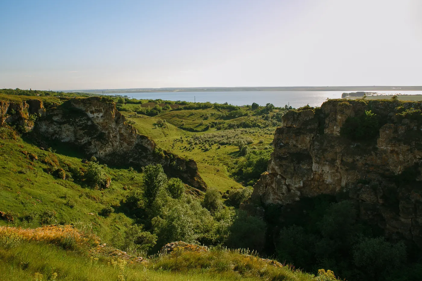 Defileul de la Duruitoarea Veche: stânci de calcar, pante verzi și lacul de acumulare la orizont